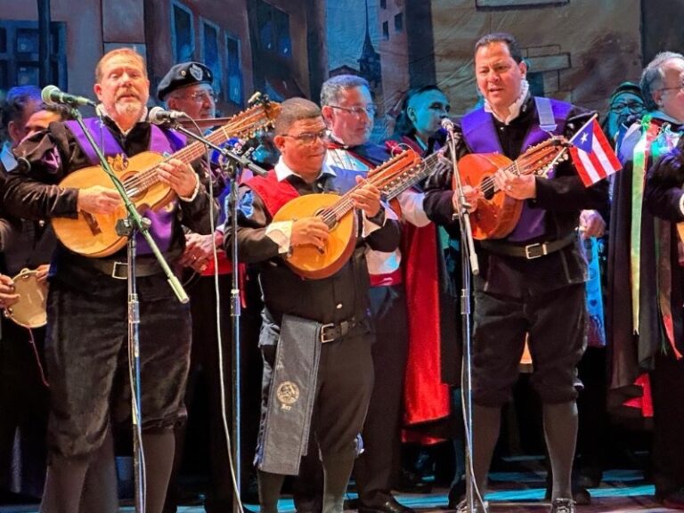Más de 100 voces se unen para una mega serenata en el Casco Antiguo