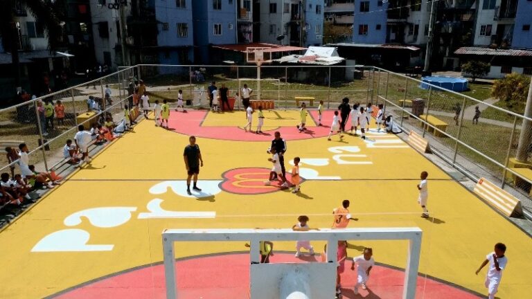 McDonald’s  y la Alcaldía de Panamá inauguran nueva cancha deportiva en Curundú