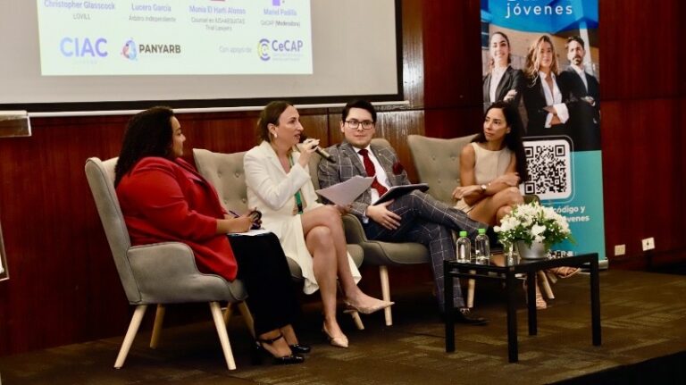 Expertos en Arbitraje y resolución de disputes se encuentran reunidos en Panamá