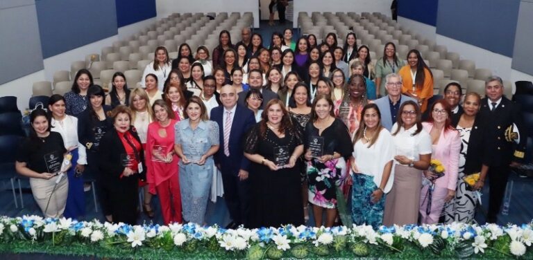 Reconocen a 75 mujeres en el sector marítimo