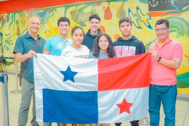 Delegación panameña parte hacia Brasil para representar al país en la RoboCup 2025